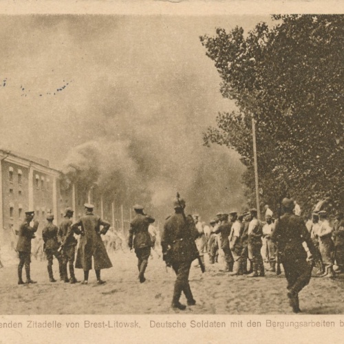 AK Deutsche Soldaten bei der Bergungsarbeit Ansichtskarte (14543)