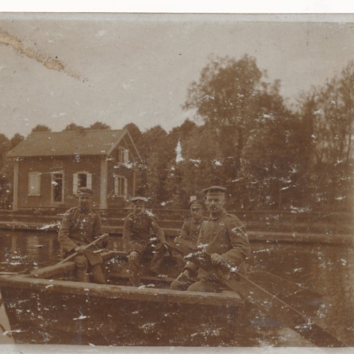 AK Soldaten im Ruderboot Militaria Ansichtskarte (14610)