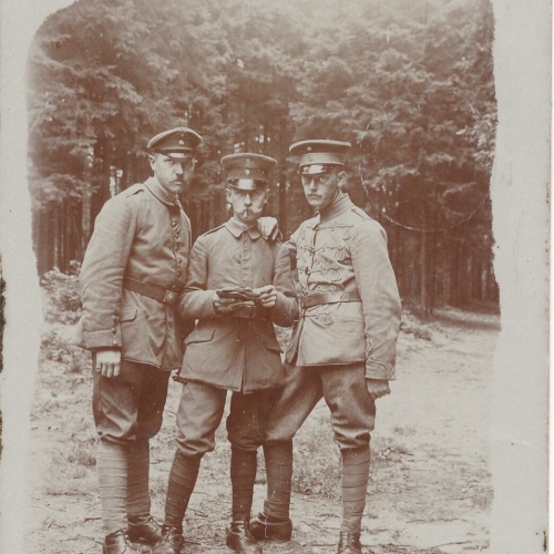 AK von 3 Soldaten mit Zigarette Militaria Ansichtskarte (14340)