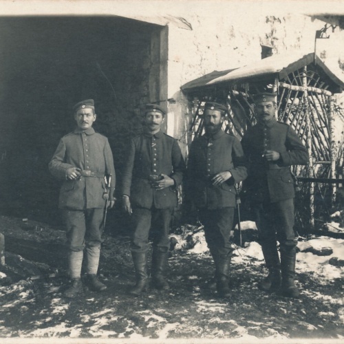 AK Gruppenfoto von Soldaten Militaria Ansichtskarte (14629)