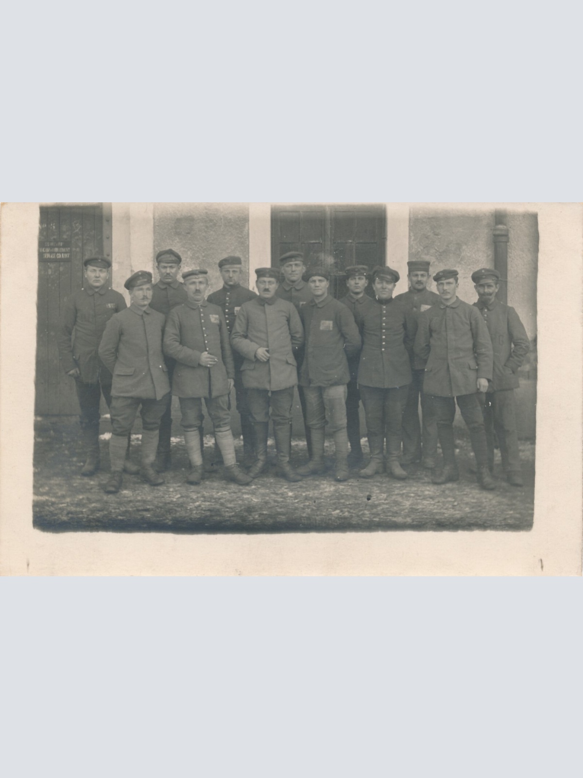 AK Mannschaftsfoto von Soldaten Militaria Ansichtskarte (14627)