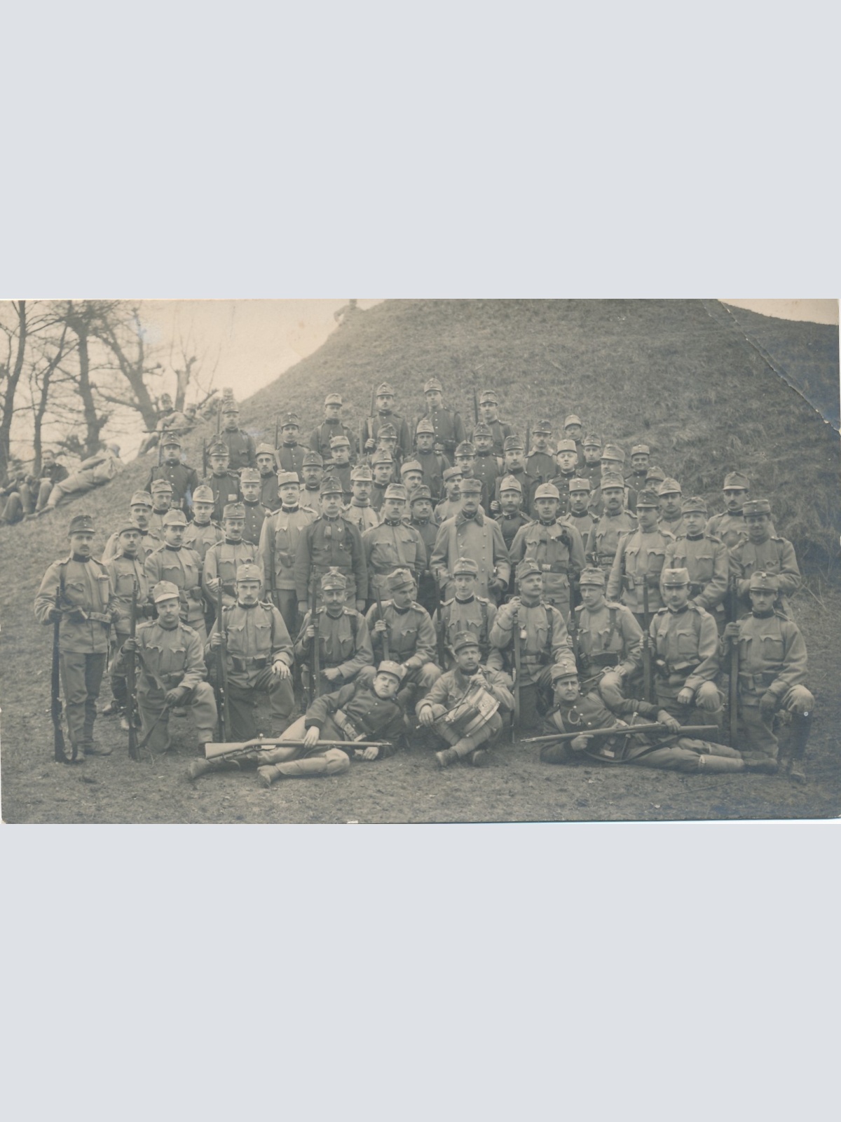 AK Gruppenfoto von den Soldaten im Felde Militaria Ansichtskarte (14666)