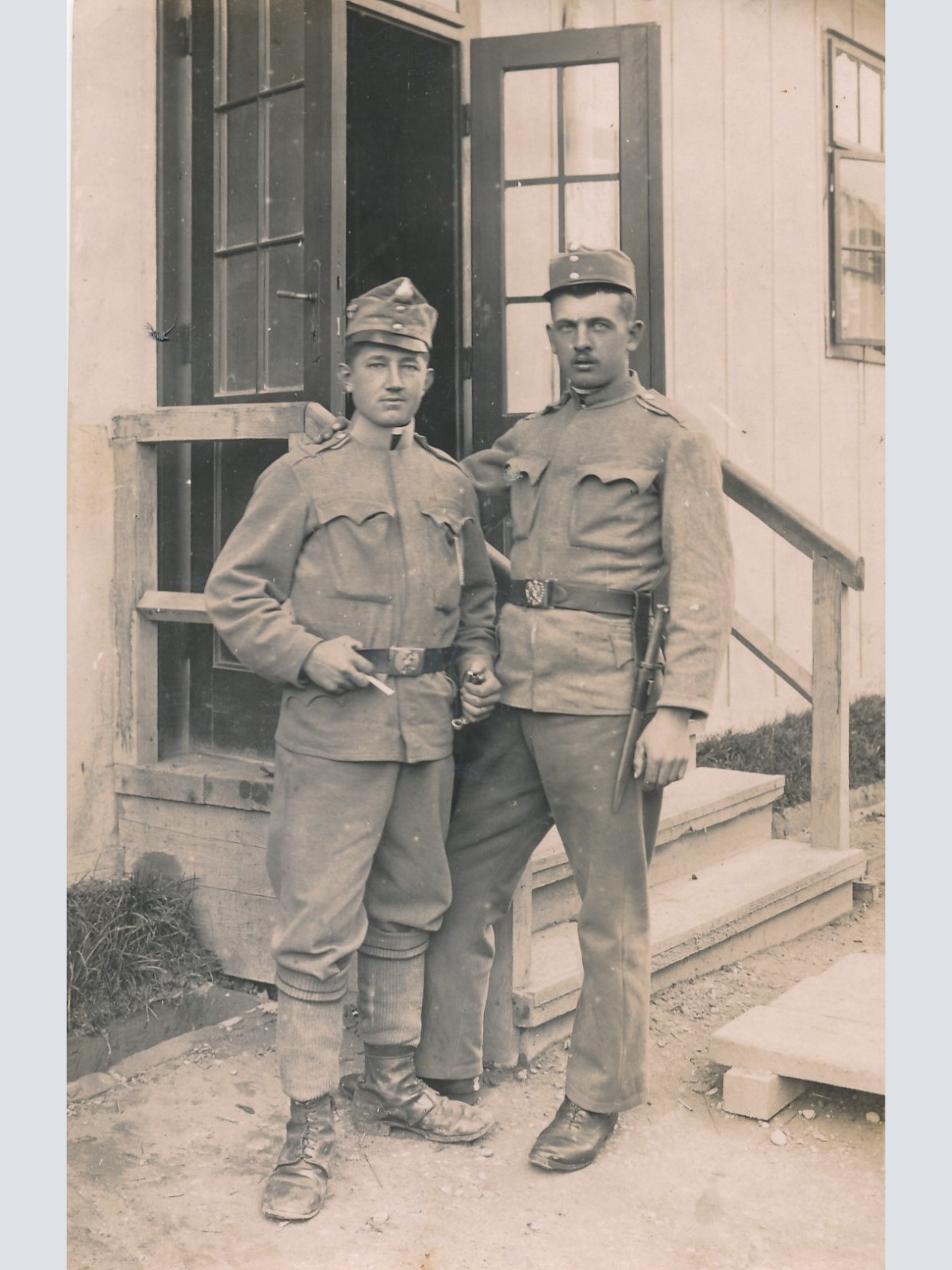 AK von zwei Soldaten einer mit Zigarette Militaria Ansichtskarte (14657)