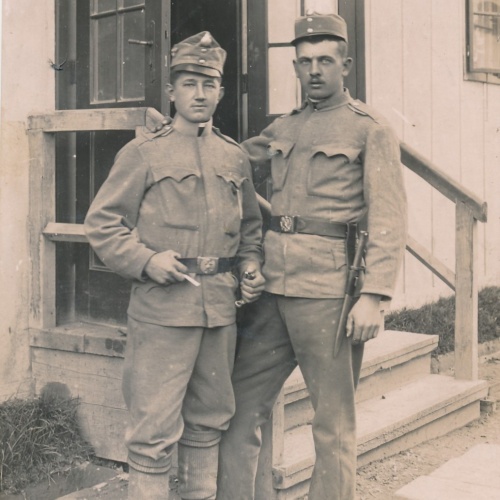 AK von zwei Soldaten einer mit Zigarette Militaria Ansichtskarte (14657)