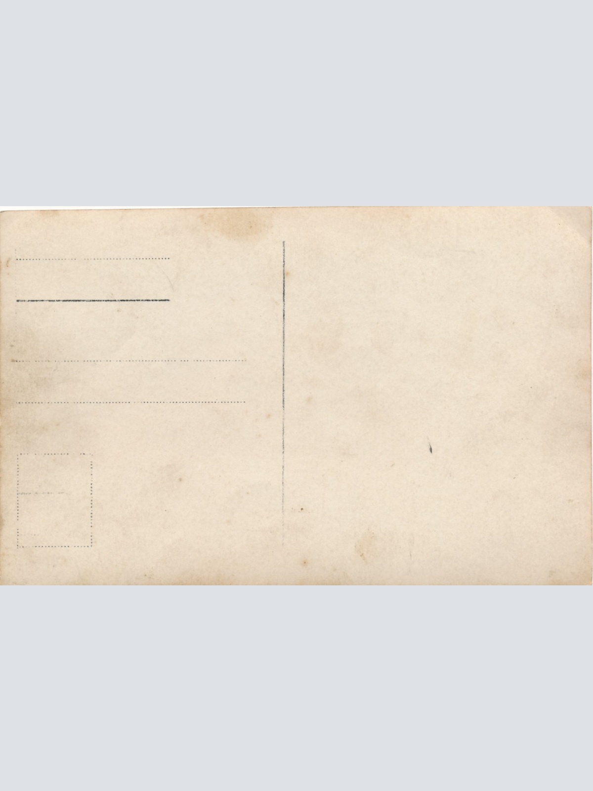 AK von zwei Soldaten einer mit Zigarette Militaria Ansichtskarte (14657)