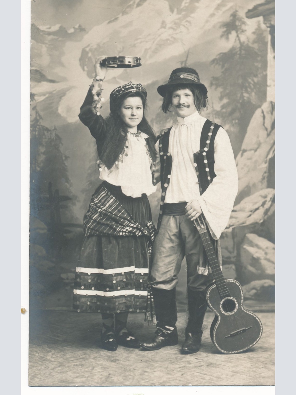 AK Annodazumals Mann und Frau in Tracht Ansichtskarte (14861)