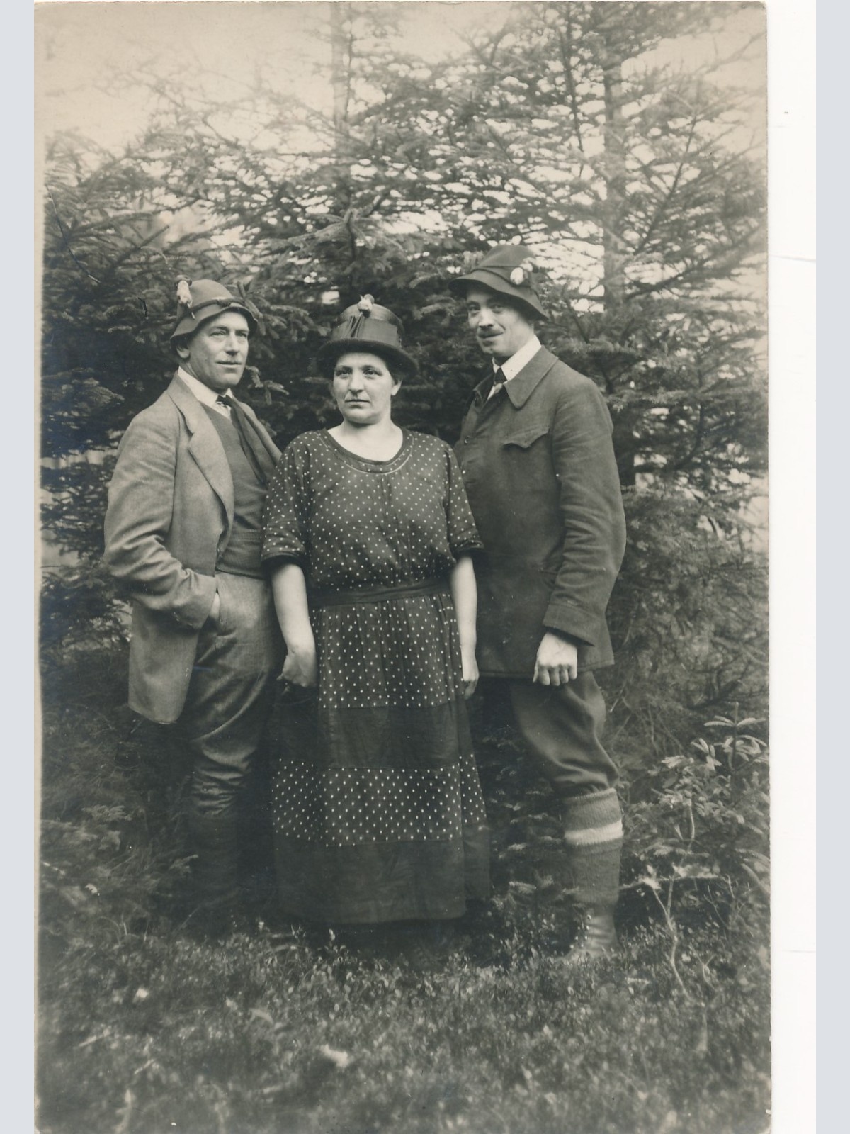 AK Annodazumals zwei Männer mit Frau im Wald Ansichtskarte (14868)