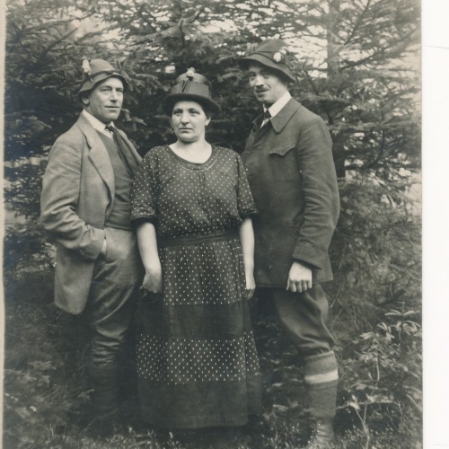 AK Annodazumals zwei Männer mit Frau im Wald Ansichtskarte (14868)