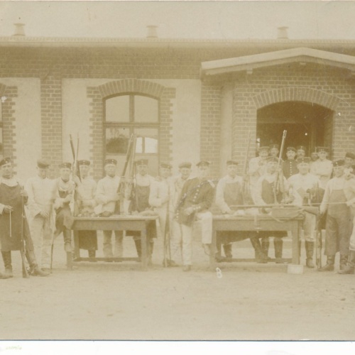 AK Mannschaftsfoto von Soldaten vor der Baracke Militaria (14808)