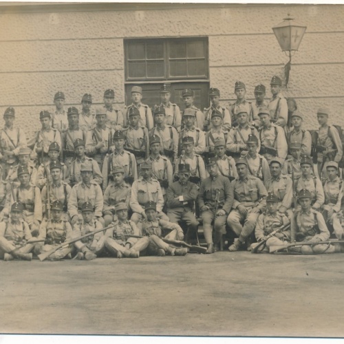 AK Mannschaftsfoto von Soldaten mit Gewehren Militaria (14739)