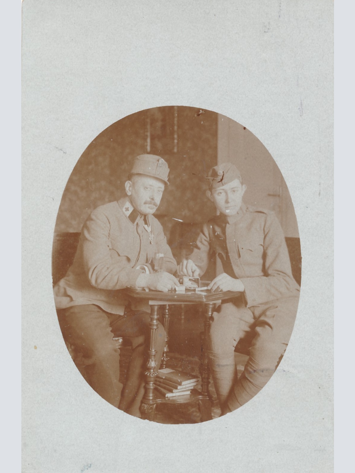 AK zwei Soldaten mit Zigeretten Militaria (14730)