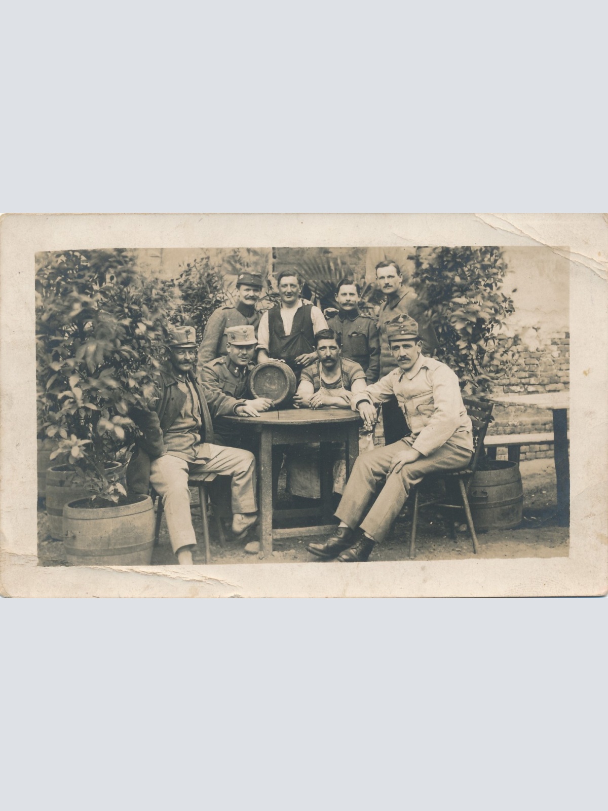 AK Soldaten mit Wirt Militaria (14729)