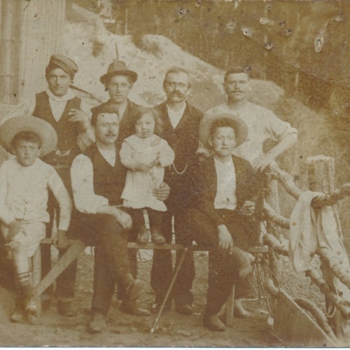 AK Annodazumals Familie vor einer Waldhütte Ansichtskarte (14988)