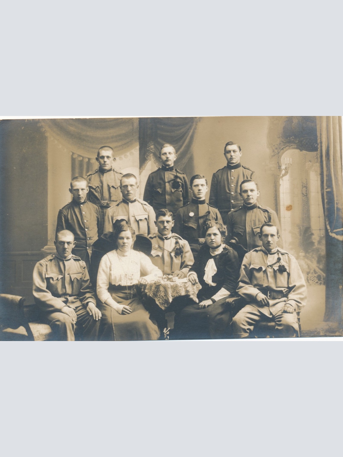 AK Annodazumals Familien Foto Männer sind Soldaten Ansichtskarte (14989)