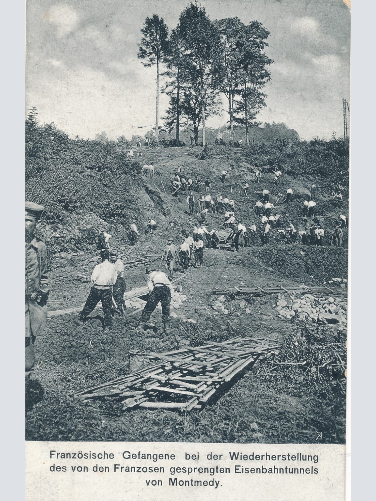 AK Franz. Gefangene bei Wiederherstellung des Eisenbahntunnels Militaria (14992)