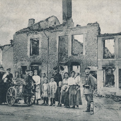 AK aus Givonne Kaputtes Haus davor Menschen Militaria (14996)