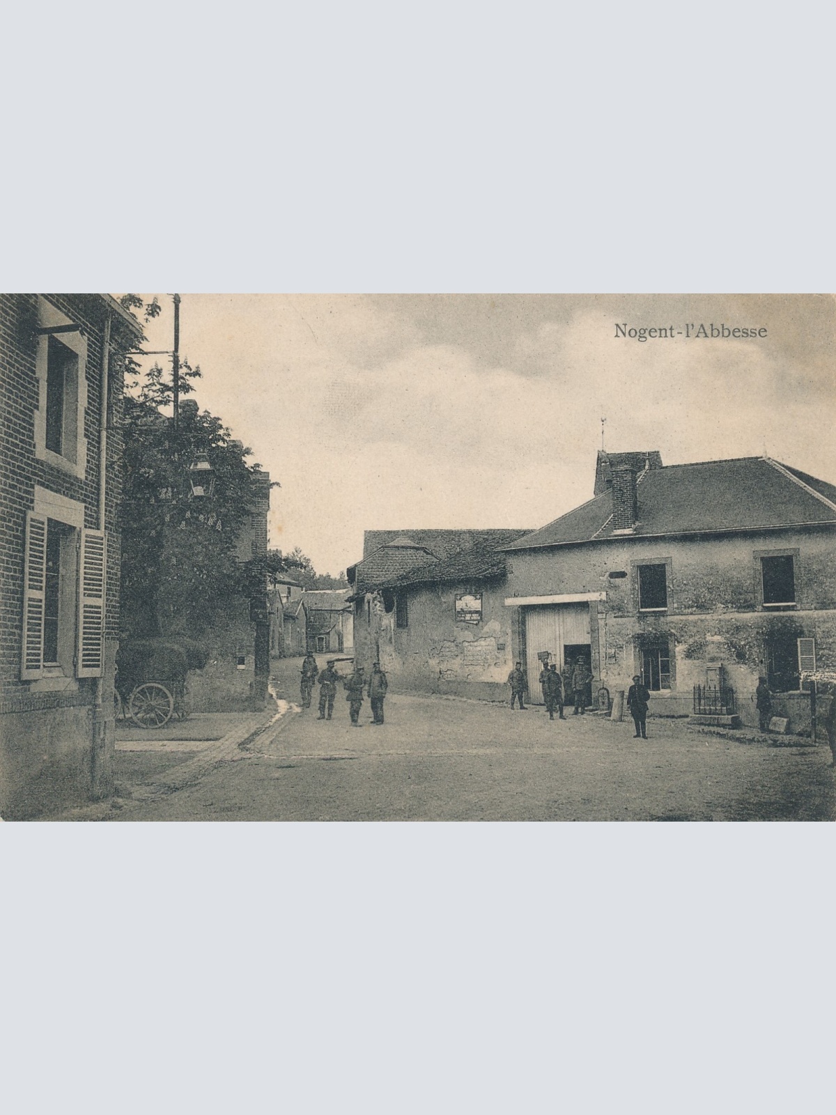 AK aus Nogent - L Abbesse mit Soldaten Militaria (14998)