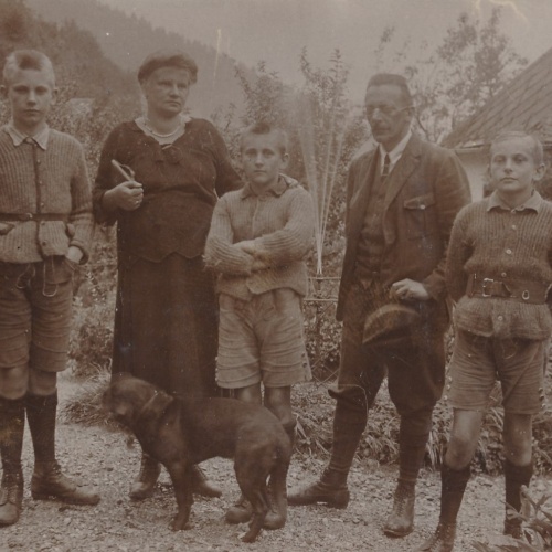 AK Annodazumals Familie mit Hund Ansichtskarte (15872)
