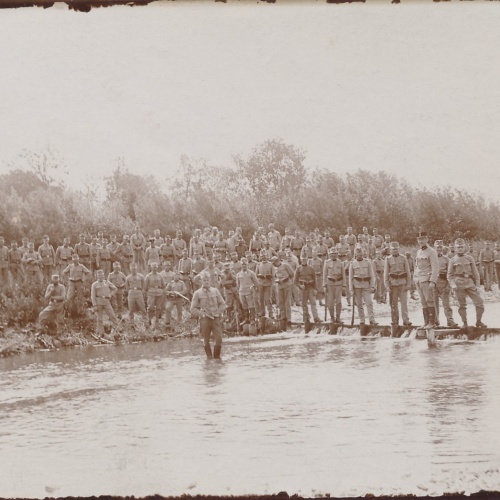 AK Soldaten mit Offizieren Mannschaftsfoto Militaria 9 x 11,5 cm (15725)