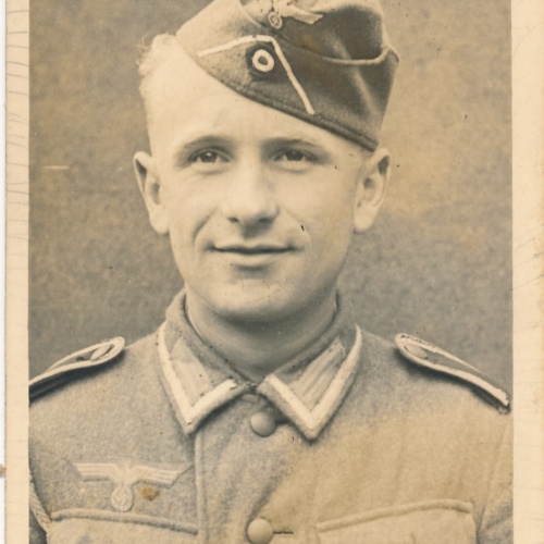 AK von einem Sturmgeschütz Soldat in Uniform mit Schifferl Ansichtskarte (15407)