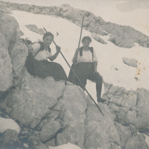 AK Annodazumals zwei Frauen beim Bergsteigen Ansichtskarte (15917)