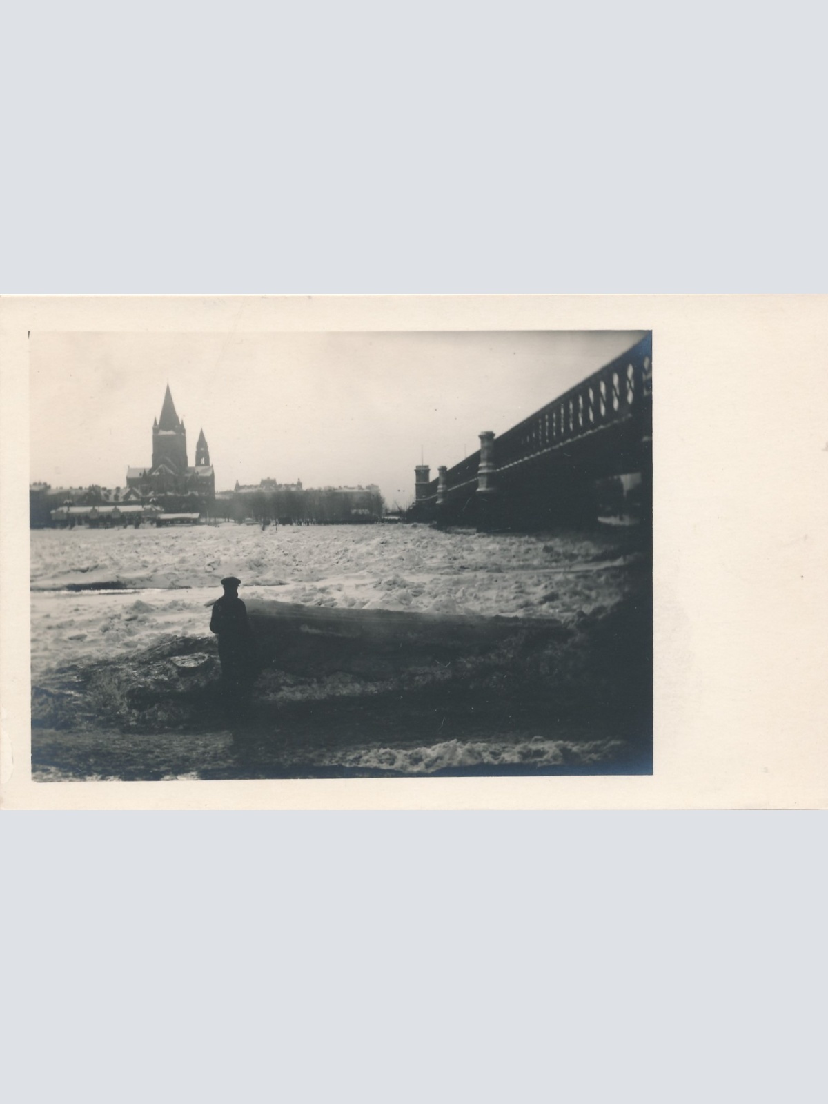 AK Annodazumals Eissturm mit einem Mann Ansichtskarte (15914)