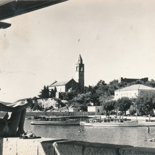 AK aus Lopud mit Frau blick auf Stadt Kroatien Ansichtskarte (15931)