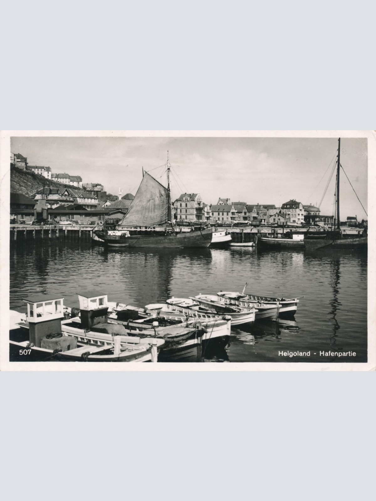 AK aus Helgoland Hafen mit Botten Schleswig - Holstein Ansichtskarte (15964)