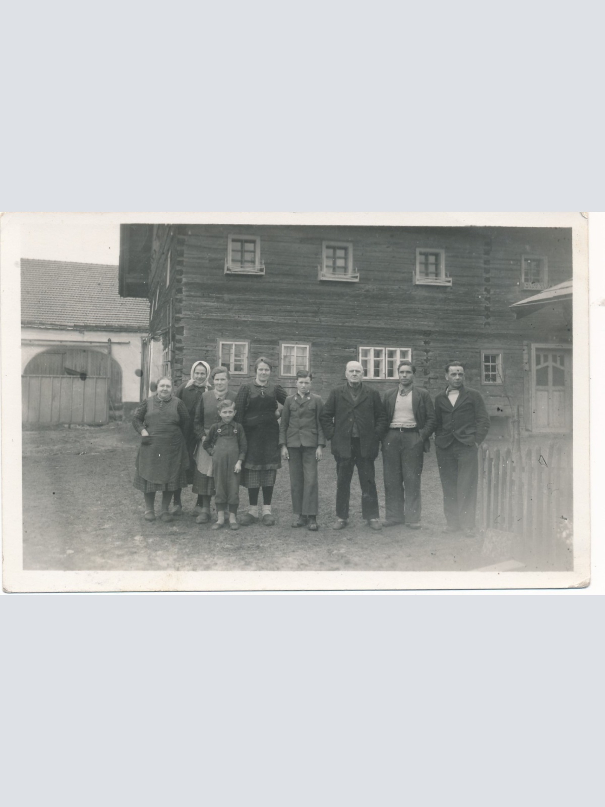 AK Annodazumals Bauernfamilie vor deren Haus Ansichtskarte (15423)