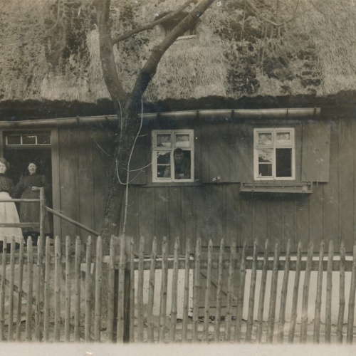 AK Annodazumals mit zwei Frauen und einem Mann Ansichtskarte (15913)