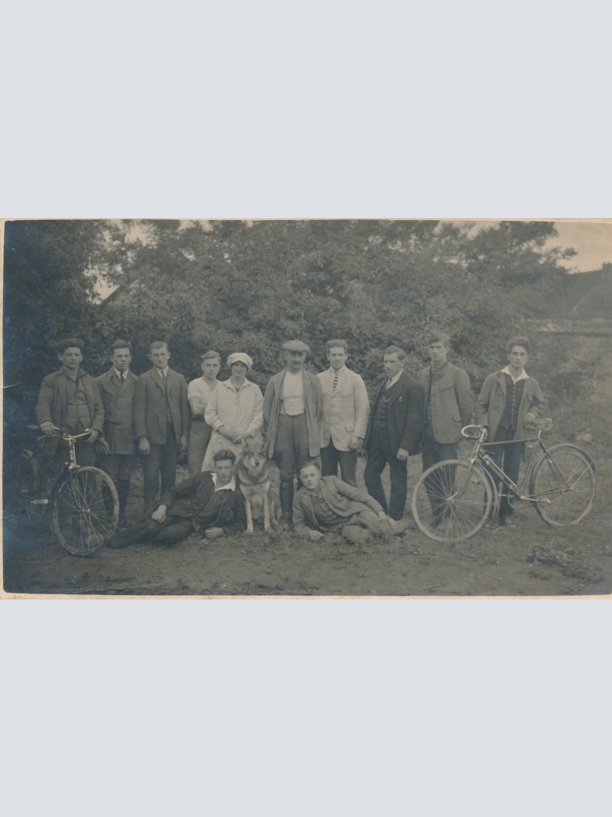 AK Annodazumals Freunde Foto mit Alten Fahrrädern Ansichtskarte (15429)