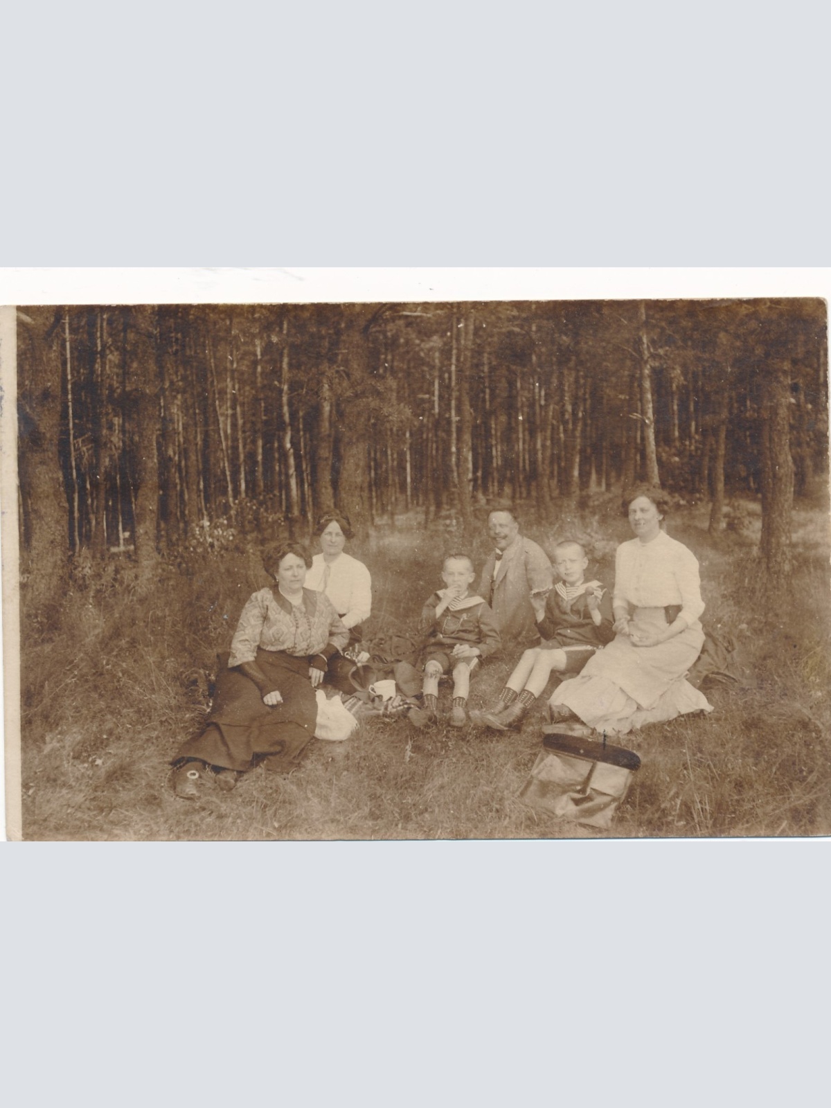AK Annodazumals Familienfoto im Wald Ansichtskarte (16137)