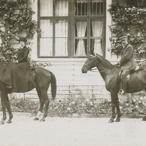 AK Annodazumals Mann und Frau auf Pferd Ansichtskarte (16133)