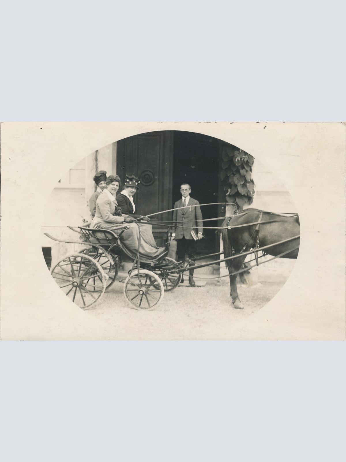 AK Annodazumals Familie mit Kutsche / Pferd Ansichtskarte (16150)