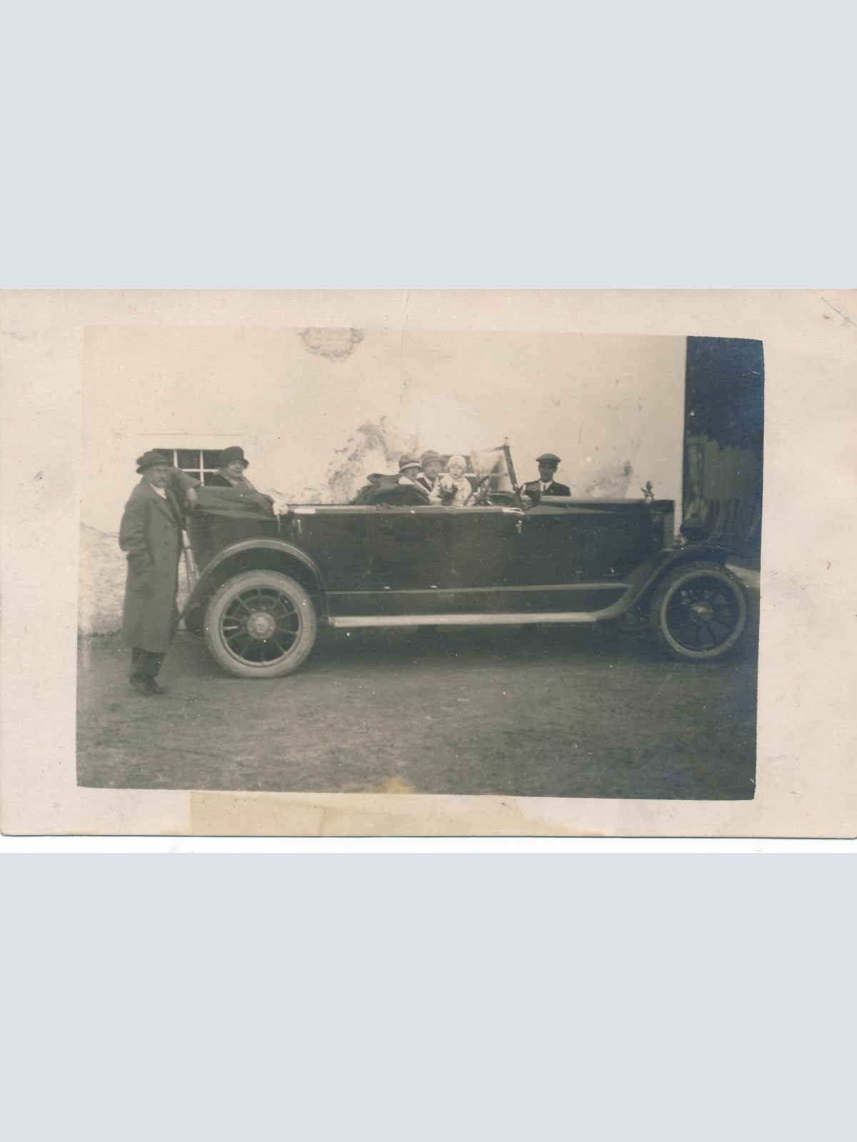 AK Annodazumals Familie mit Oldtimer alten Auto Ansichtskarte (16149)