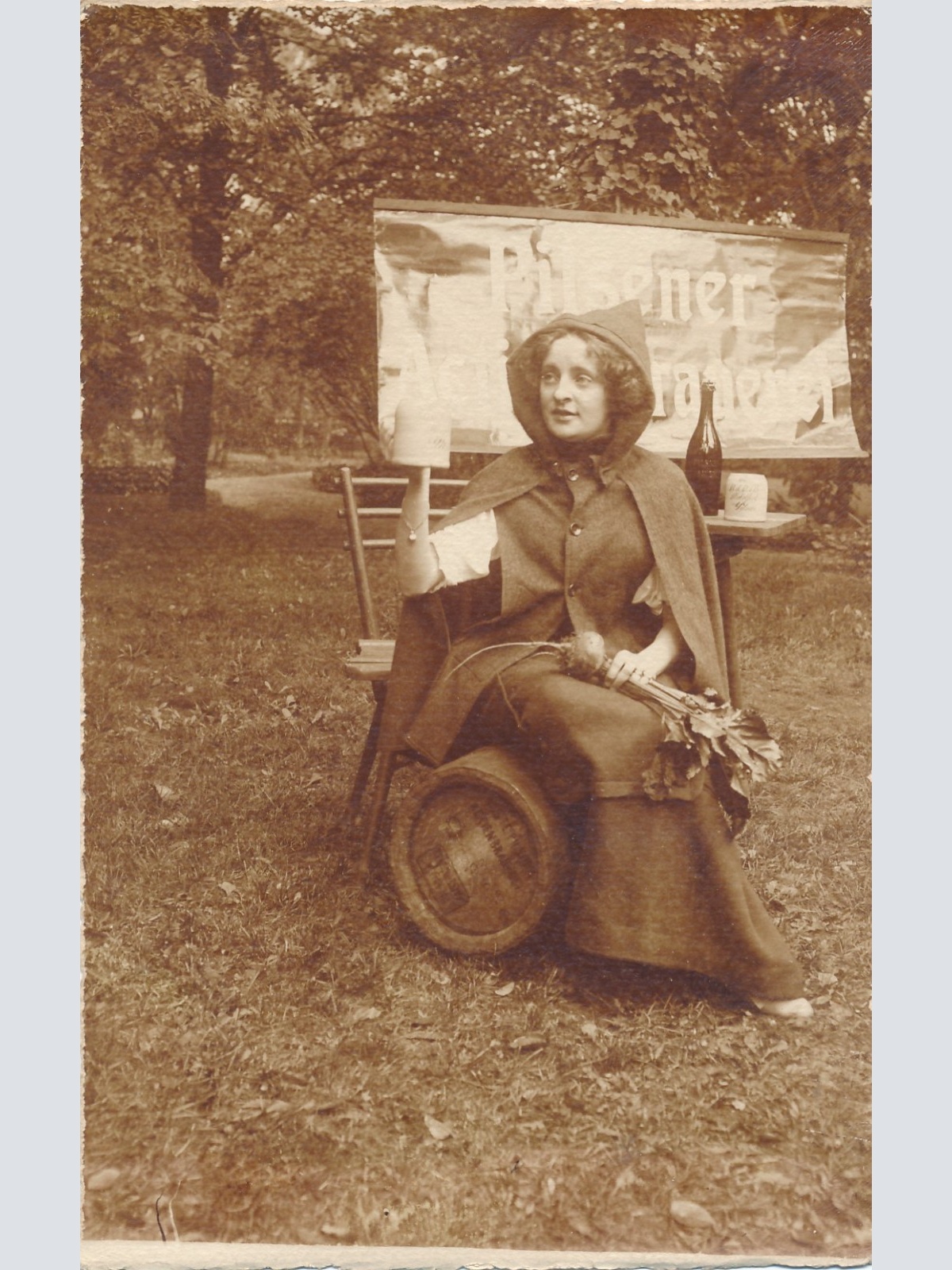 AK Annodazumals Frau auf  Bierfass Ansichtskarte (16146)