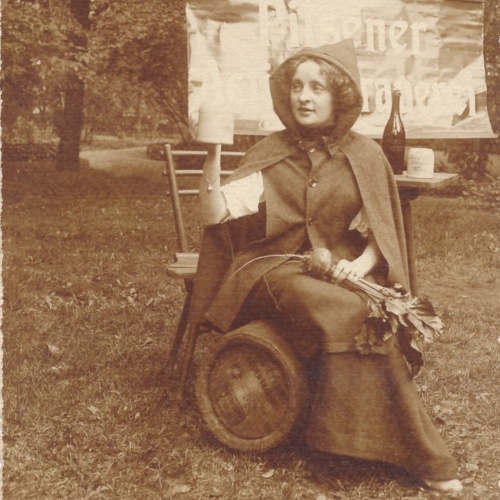 AK Annodazumals Frau auf  Bierfass Ansichtskarte (16146)
