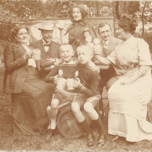 AK Annodazumals Familie mit Bierfass Ansichtskarte (16145)