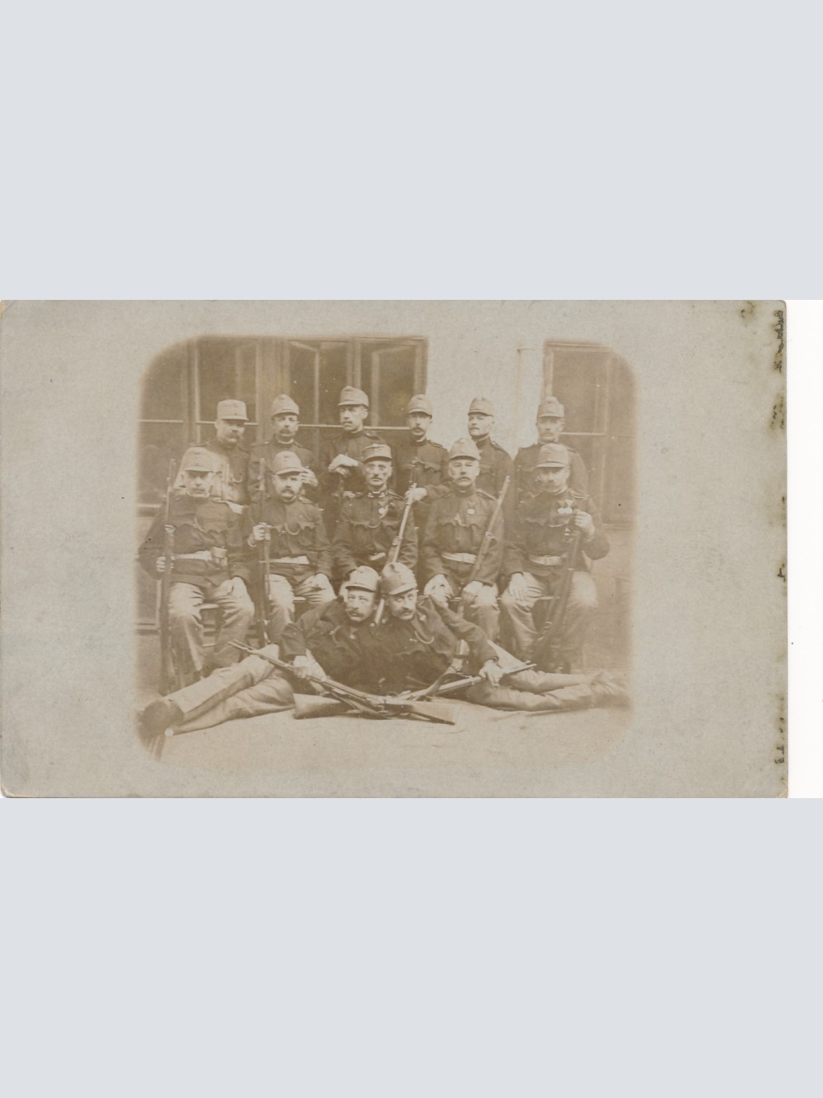 AK Soldaten Gruppenfoto mit Waffen Militaria Ansichtskarte (15433)