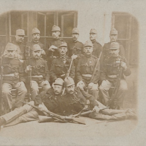 AK Soldaten Gruppenfoto mit Waffen Militaria Ansichtskarte (15433)