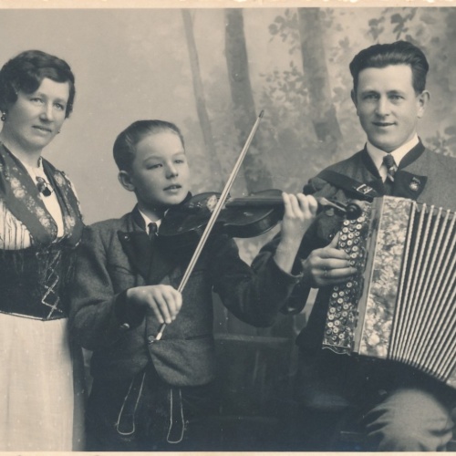 AK Annodazumals mit Mann Frau und Kind Ansichtskarte (15776)