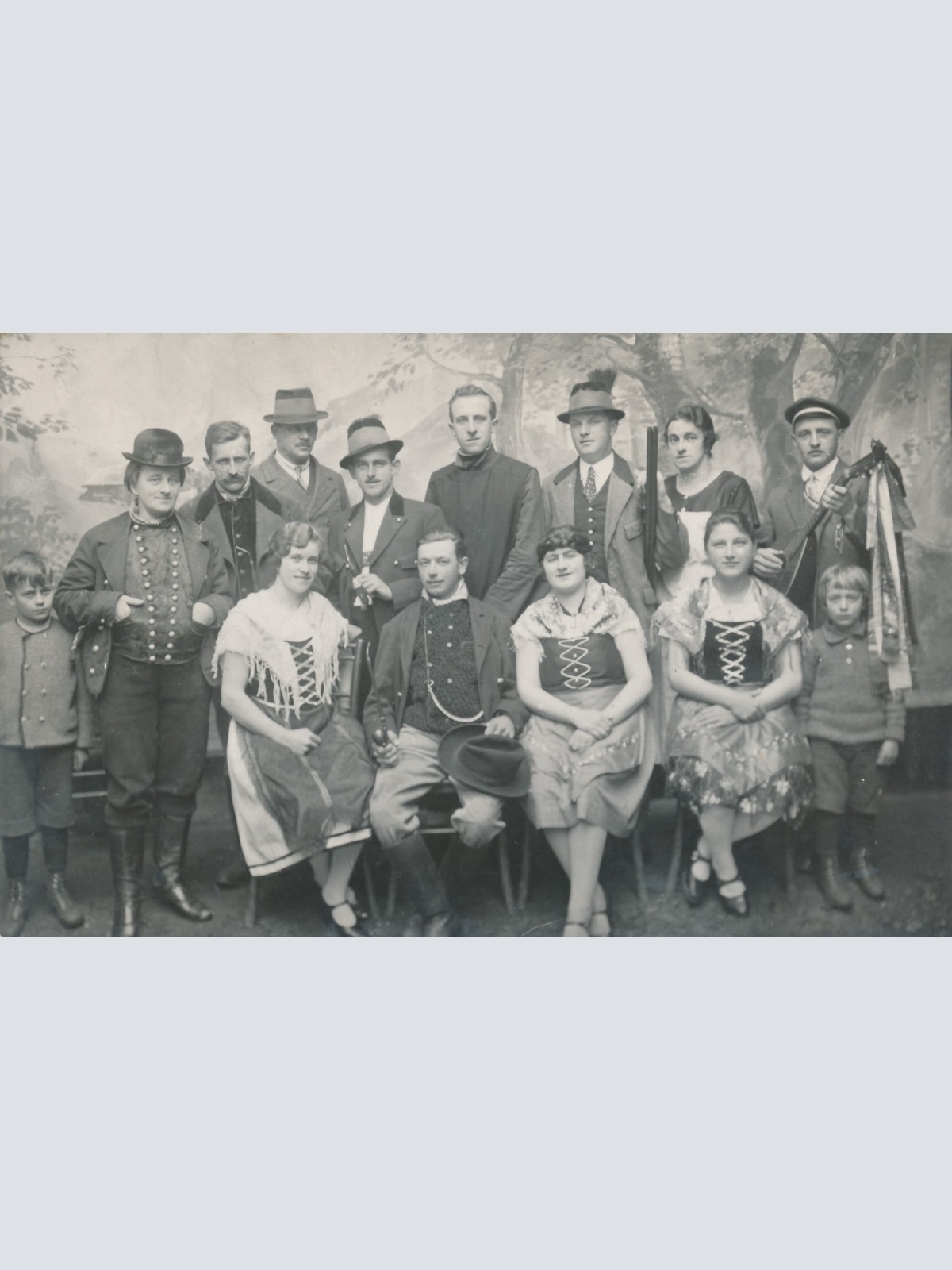 AK von einem Gruppenfoto Gewehr + Gitarre Annodazumals Ansichtskarte (15440)