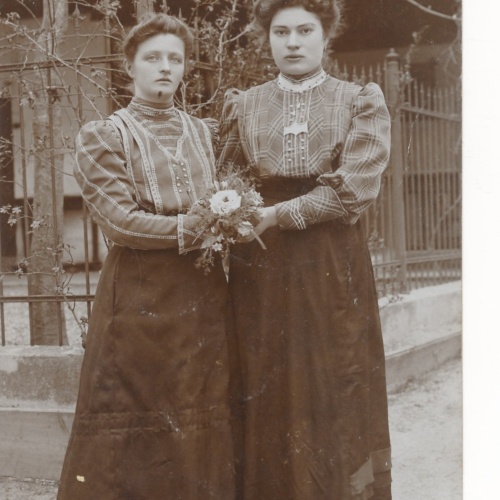 AK von zwei Frauen  Annodazumals Ansichtskarte (15436)