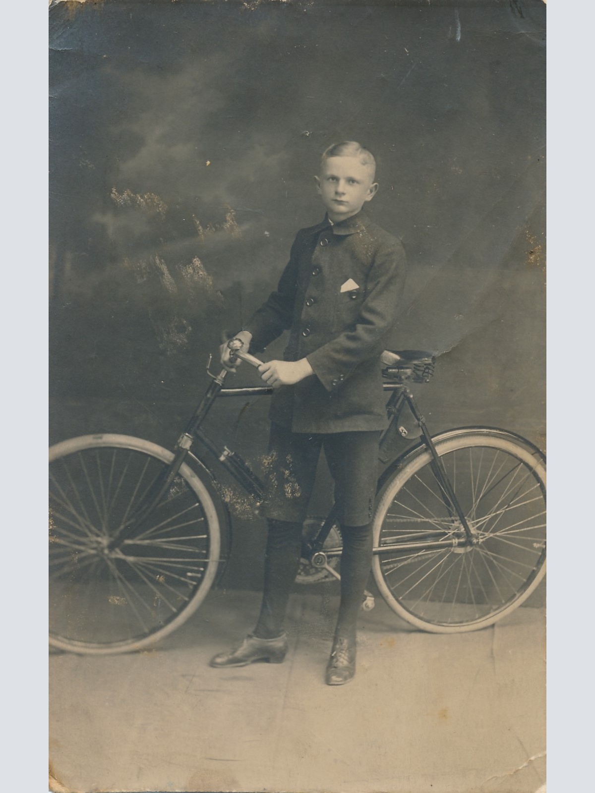 AK Annodazumals ein Mann mit Fahrrad Ansichtskarte (15205)