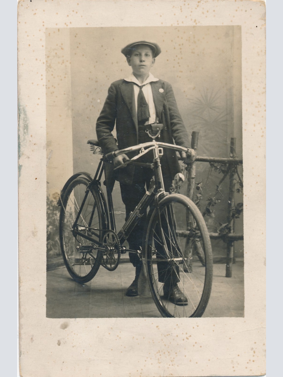 AK Annodazumals ein Mann mit Fahrrad Ansichtskarte (15207)