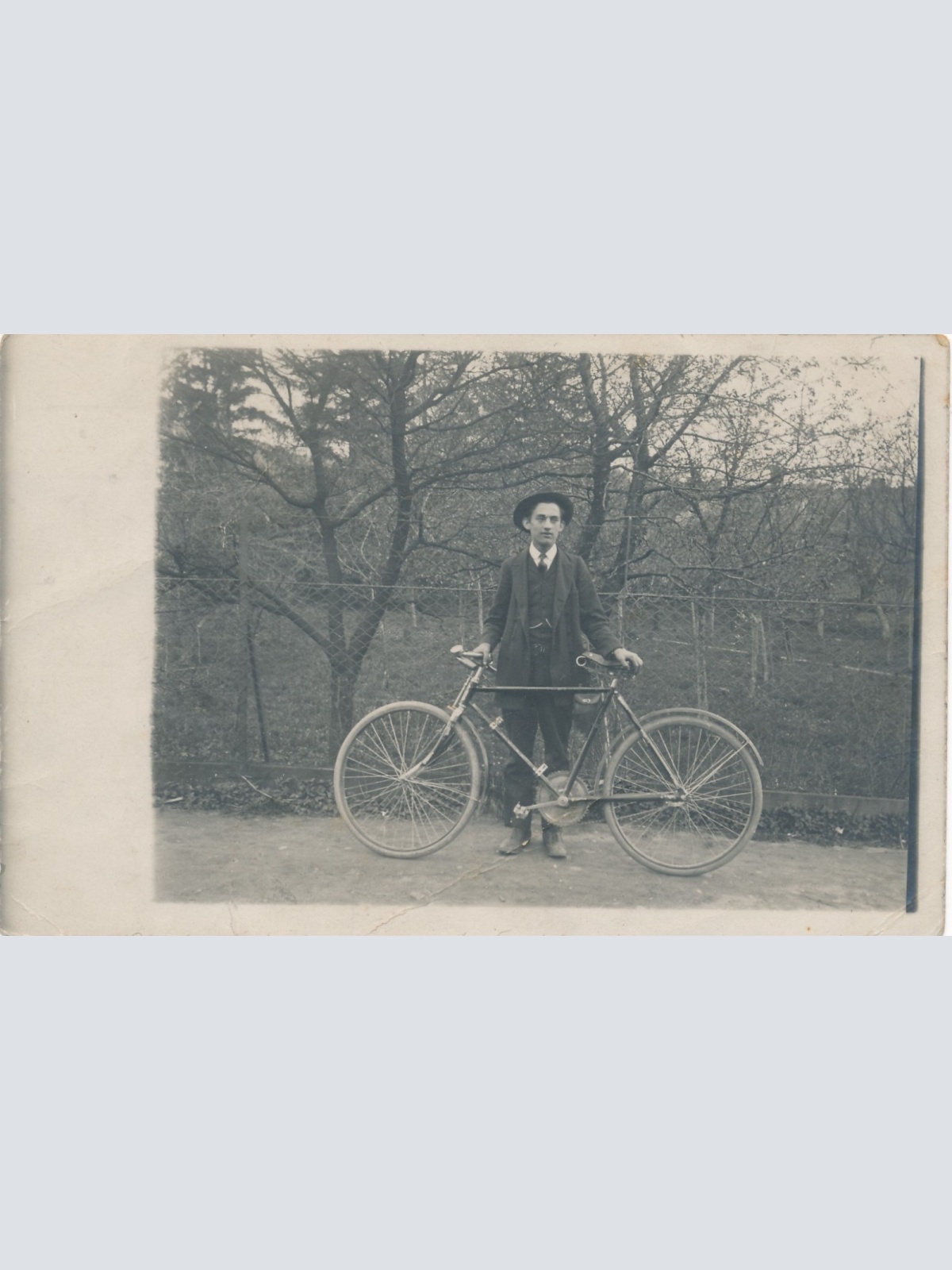 AK Annodazumals ein Mann mit Fahrrad Ansichtskarte (15210)