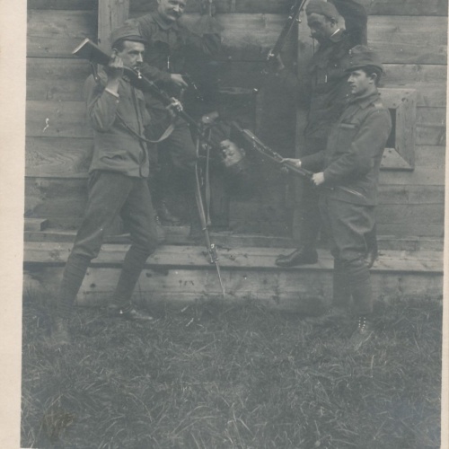 AK Soldaten mit Waffen Militaria Ansichtskarte (16395)