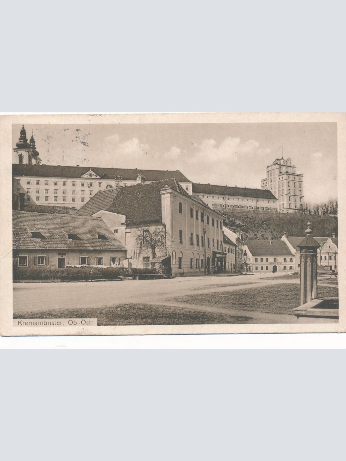 AK aus Kremsmünster Strassenansicht Oberöst. Ansichtskarte (16390)