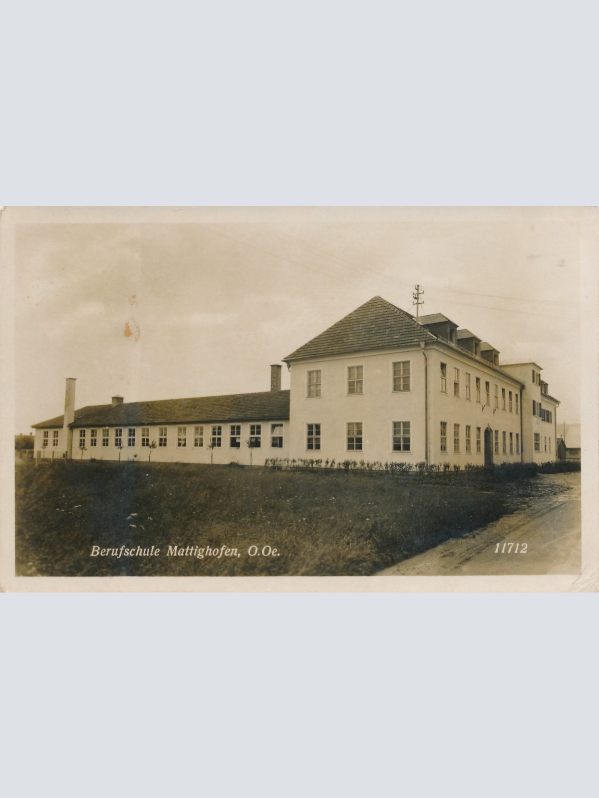 AK aus Mattighofen Berufsschule Oberöst. Ansichtskarte (16386)