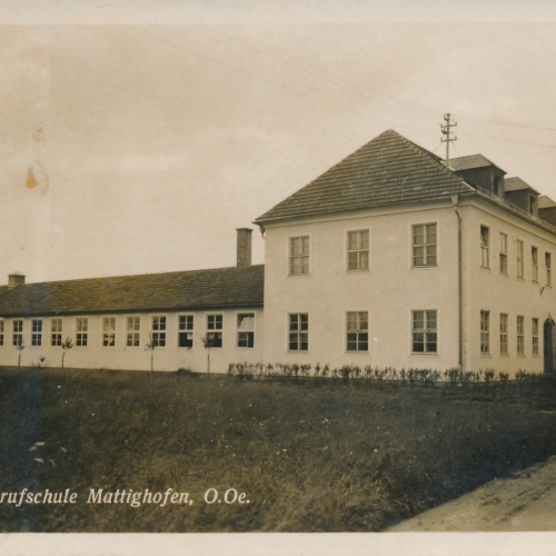 AK aus Mattighofen Berufsschule Oberöst. Ansichtskarte (16386)